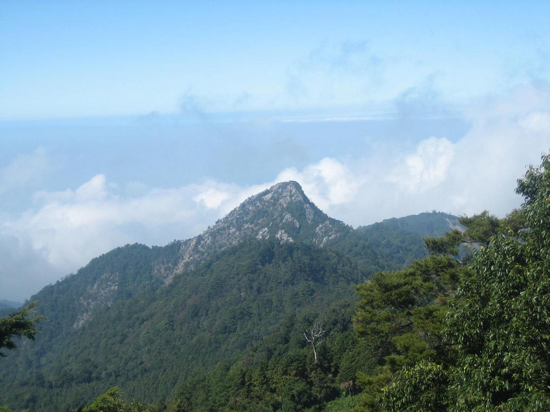 清麗脫俗就等紅榨槭滿山染紅時的---稍來醉人行
